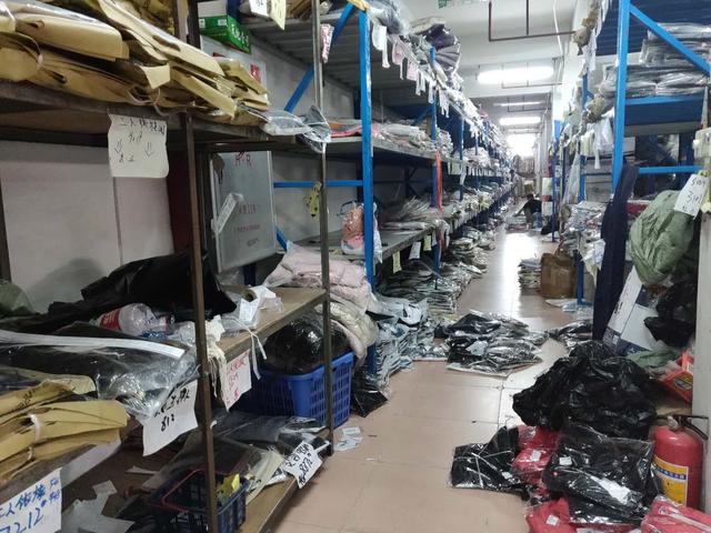 廣州石井10000平方服裝批發(fā)倉庫 高效展示與服飾批發(fā)新體驗(yàn)